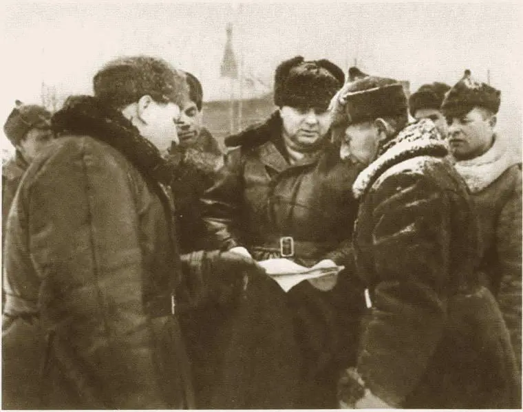 К А Мерецков в центре ставит задачу командирам Выборг надо взять 1940 г - фото 44