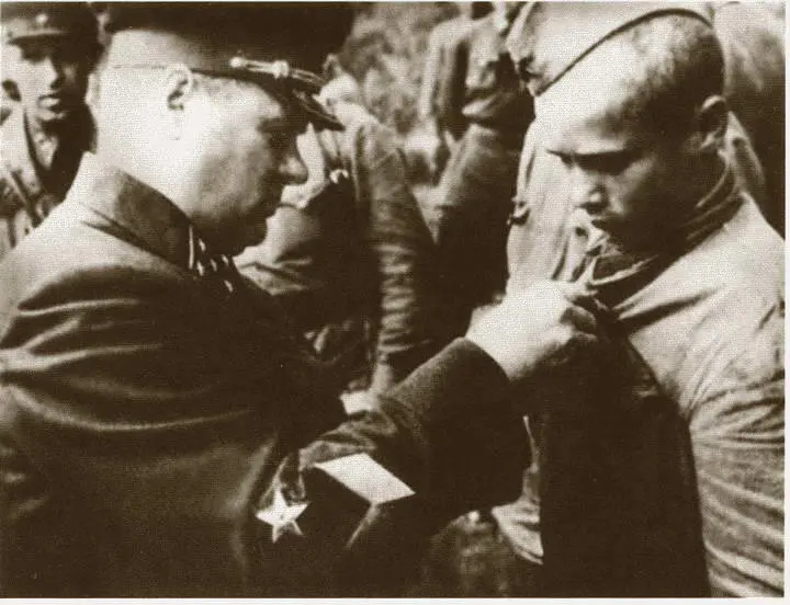 К А Мерецков вручает награды воинам отличившимся в бою 1942 г К А - фото 53