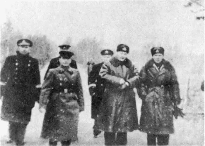 1942 г Ленинградский фронт Нарком ВМФ Н Г Кузнецов второй справа по - фото 13