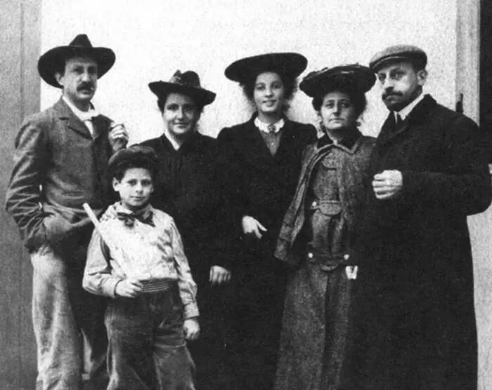 Семья Стайн в Париже 1907 Слева направо Лео Гертруда родственница Стайнов - фото 5