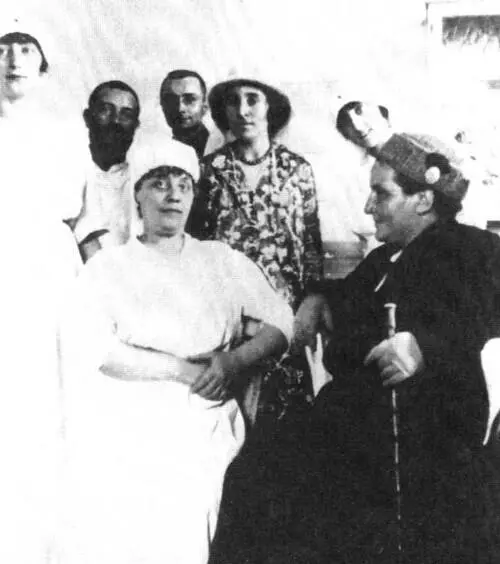 Среди медицинского персонала больницы в Ниме 1918 г Благополучная семья - фото 20