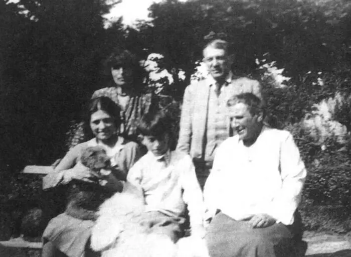 Семья Пикассо Ольга Пабло и Паоло в Билиньине Лето 1930 г С поэтом Жоржем - фото 24