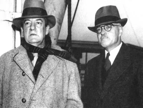 Шервуд Андерсон слева и Торнтон Уайлдер во время Второй Мировой войны 1941 - фото 32