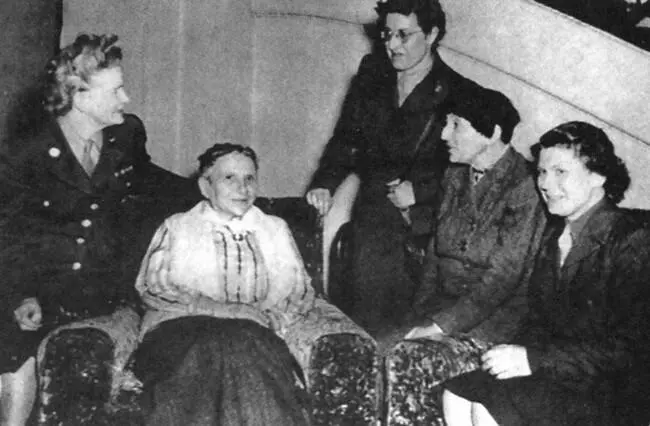 С женщинамивоеннослужащими 1946 г Визит Андре Бретона к Гертруде рядом - фото 34