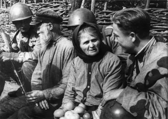 Local people talking to Red Army soldiers September 1943 Valeriya Mikhailovna - фото 7