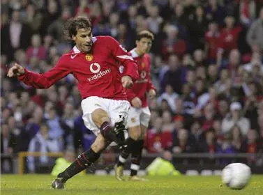 Ruud van Nistelrooy opened the scoring as we prevented Arsenal from going 50 - фото 113