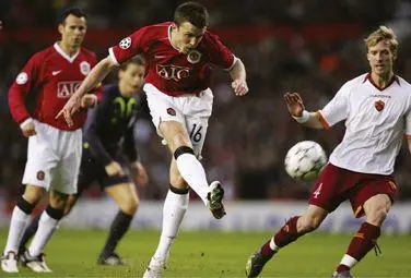 Michael Carrick strikes in our thrilling 71 win over Roma at Old Trafford in - фото 120