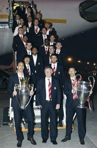 The retreat from Moscow A happy one Giggs and Ferdinand hold the 2008 Premier - фото 124