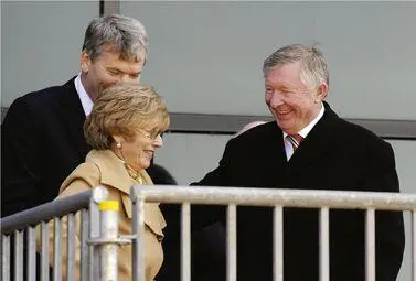 I still dont know how David Gill persuaded Cathy to unveil a statue of me She - фото 155