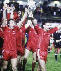 In Gothenburg Willie Miller lifts our European trophy Aberdeen beat one of - фото 90
