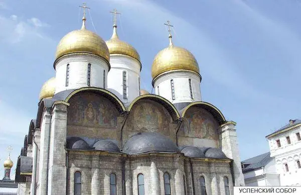 На посетителей собор производит неизгладимое впечатление Его освещают двадцать - фото 7