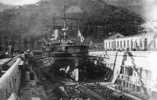 На ремонте в Специи весна 1900 г Поврежденная обшивка и погнутые лопасти - фото 34