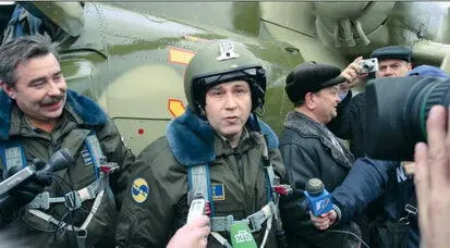А Климов дает интервью после полета первого серийного Ми28Н 16 ноября 2006 - фото 37