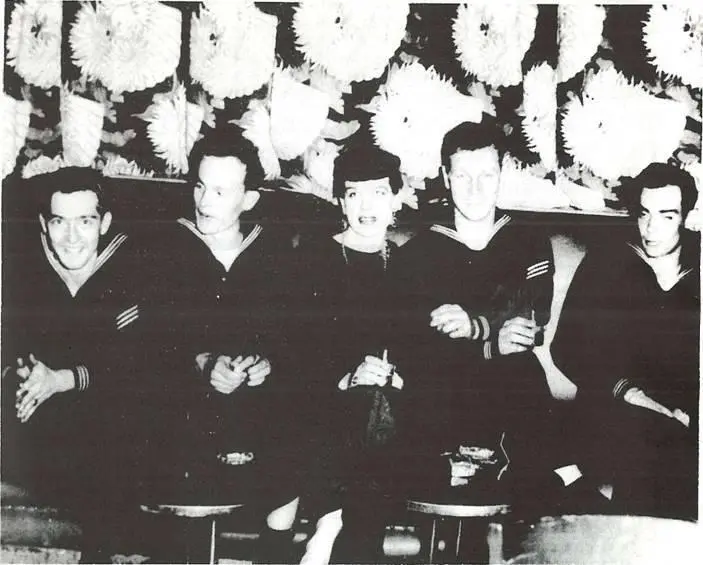 Here I am with the Navy at the College Inn I still love seafood seafoods - фото 11