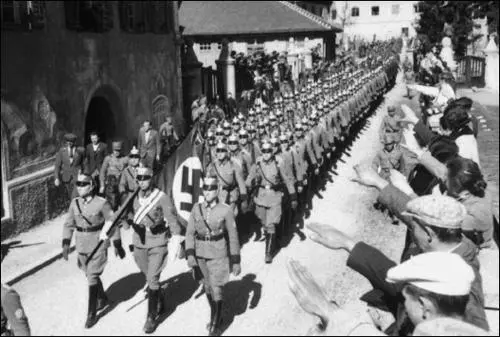 German police march into Tyrol following Germanys March 12 1938 annexation - фото 6