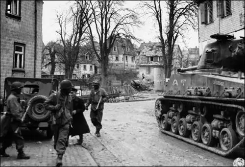 Black soldiers of Company D 17th Armored Infantry Battalion clear German - фото 25