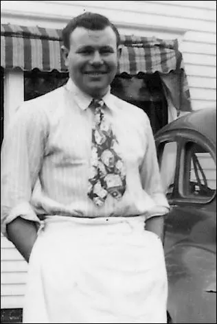 Though Jack Lee is smiling in this 1947 photo taken outside Hands Inn in - фото 32