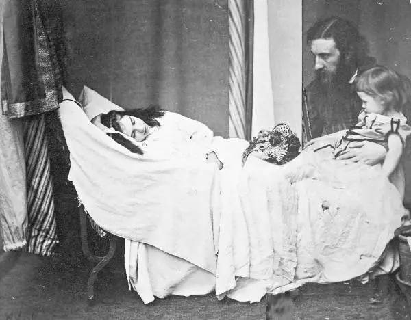 Дж Макдональд с сыном Рональдом справа и дочкой Мэри слева Фотография - фото 114