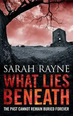 Sarah Rayne What Lies Beneath обложка книги