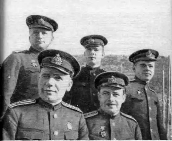 Слева направо первый ряд капитан 3 ранга И Ф Кучеренко капитанлейтенант - фото 15