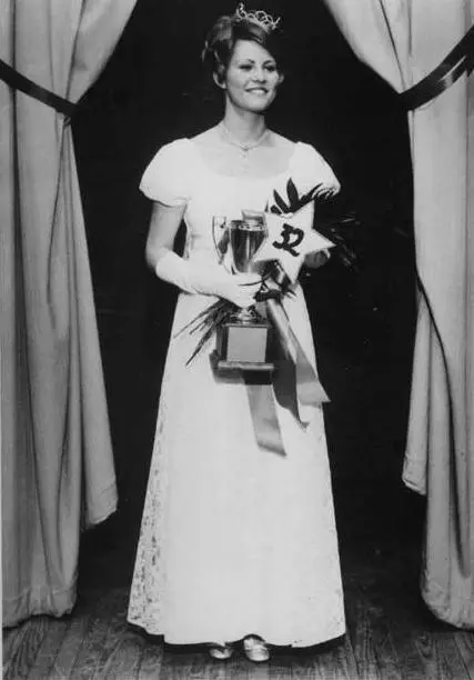 Miss Hopewell High School 197172 The beauty queen in her junior year of - фото 20