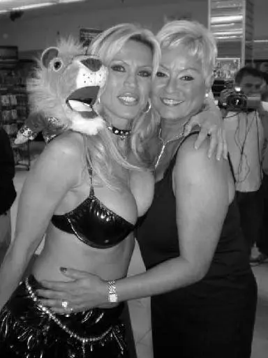 With Amber Lynn in Seattle The puppets name is Maurice 49 On the Road - фото 116