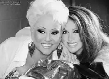 When I want to look my best I use makeup artist Alexis Vogel as does Pam - фото 131