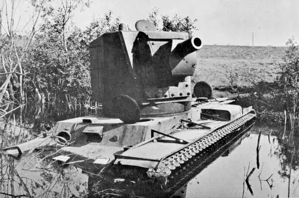 Застрявший в болоте и подорванный экипажем КВ2 с башней МТ1 2я танковая - фото 5