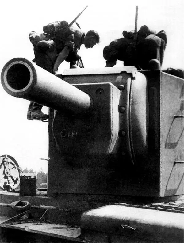 Немецкие солдаты осматривают оставленный экипажем тяжёлый танк КВ2 с башней - фото 8