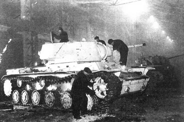 Ремонт танков КВ1 в цехах завода Серп и молот Москва зима 1942 года Что - фото 19