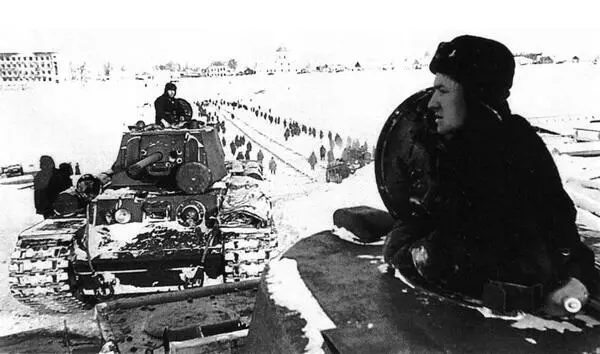 Переправа танков КВ1 по льду через Волгу Калинин ныне Тверь февраль 1942 - фото 21