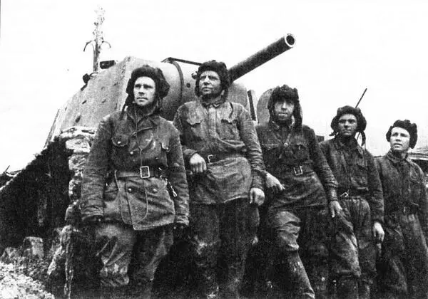 Экипаж танка КВ1 младшего лейтенанта Ф Морозова у своей боевой машины - фото 22