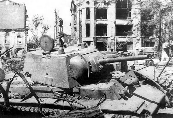 Танк КВ1 подбитый во время боёв в Воронеже Лето 1942 года Командир танка - фото 31