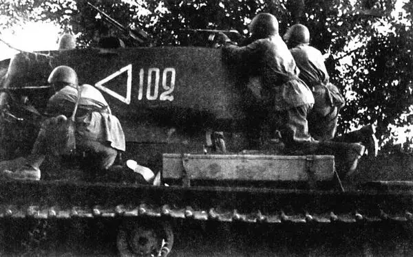Танковый десант ведёт бой Район Цимлянской 1942 год Массивная башня танка - фото 35