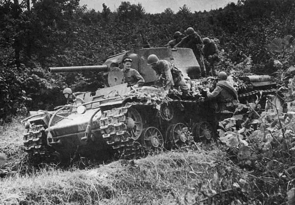 Десантники спешиваются с танка КВ1 Северный Кавказ район Прохладного 1942 - фото 36