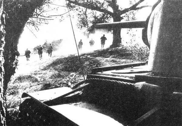 Танк КВ1 поддерживает атаку нашей пехоты во время боёв на Курской дуге - фото 42