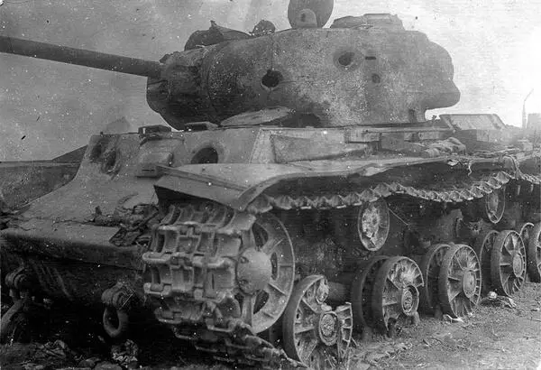 Танк КВ1С после нескольких попаданий 88мм немецких снарядов Курская дуга - фото 43