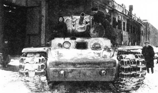 Танк КВ1 покидает заводской цех после ремонта Ленинград январь 1944 года - фото 44