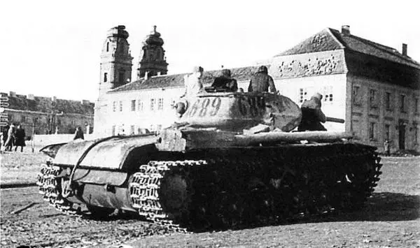 Танк КВ1С в центре польского города Млава освобождённого войсками Красной - фото 51