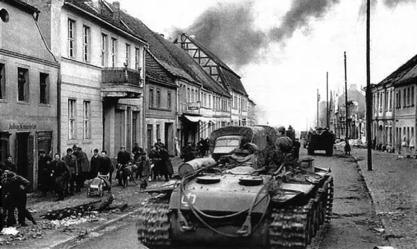 Танковый тягач КВТ на улице немецкого города Германия 1й Белорусский фронт - фото 52