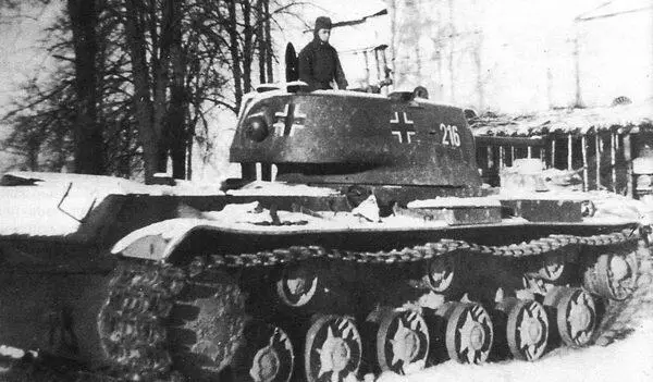 Тяжёлый танк КВ1 находившийся в эксплуатации в 1й немецкой танковой дивизии - фото 54