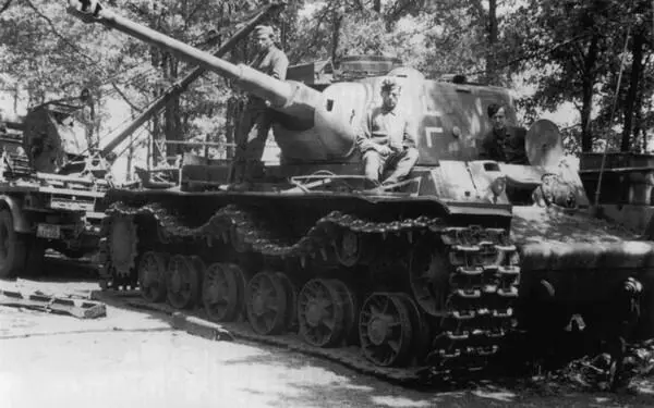 Танк КВ1 захваченный 22й танковой дивизией Вермахта во время ремонта и - фото 55