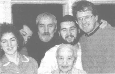 Том Хартман крайний справа у меня дома среди многочисленной родни 1990 г - фото 4