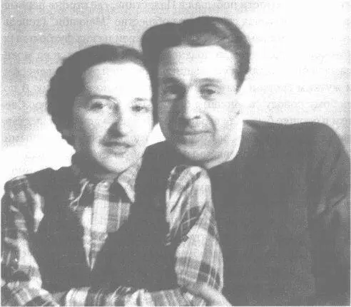 Сэмик С И Кац на Сивцевом вместе с мамой 40е годы Частыми гостями на - фото 9