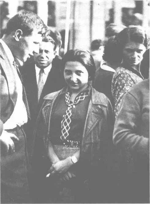 Женя Ласкина председатель профкома Литературного института 1937 г И это - фото 60