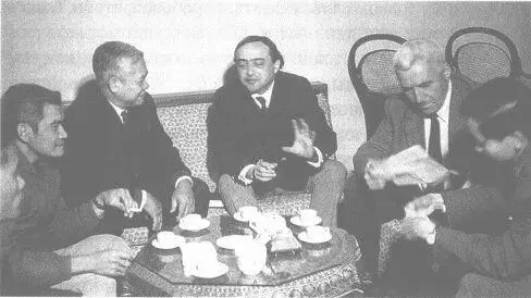 Ткачев переводит отцу с вьетнамского на встрече в Радиокомитете Ханой 1971 г - фото 94