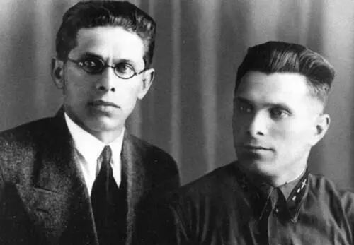 С братом Сергеем 1934 г Начальник политотдела гвардейской стрелковой - фото 6