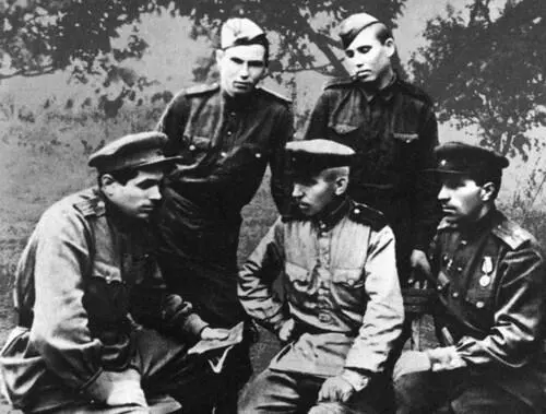 Начальник политотдела гвардейской стрелковой дивизии Н А Щёлоков беседует с - фото 7