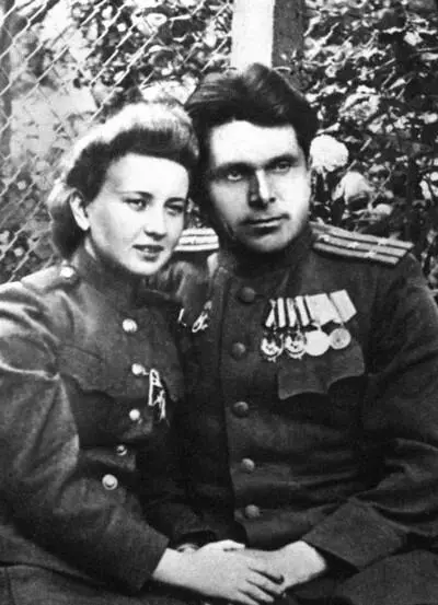 Медсестра Светлана Попова и политрук Николай Щёлоков впереди жизнь 1945 г - фото 8