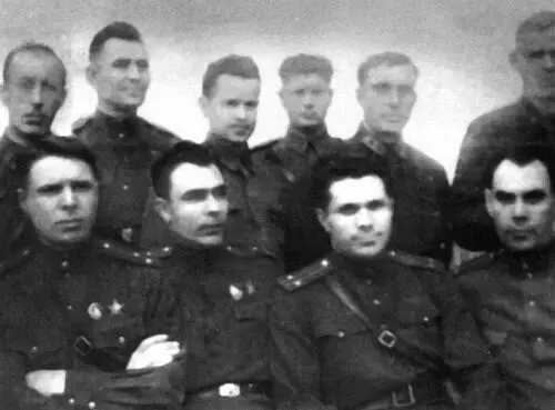 Боевые товарищи Л И Брежнев второй слева и Н А Щёлоков справа от него - фото 9